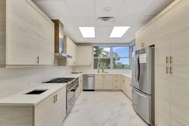 Building Photo - 5200 N Ocean Dr