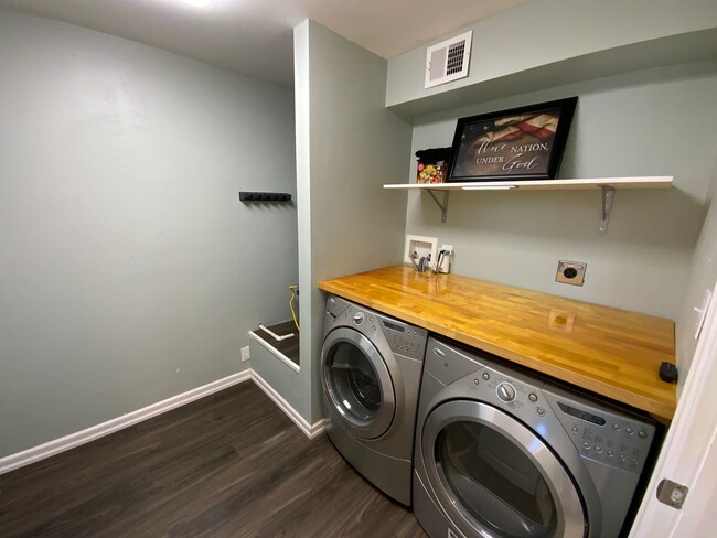 Building Photo - 3 Bedroom Updated Single Story Home Availa...