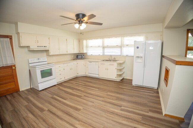 Building Photo - 2401 Willow Dr