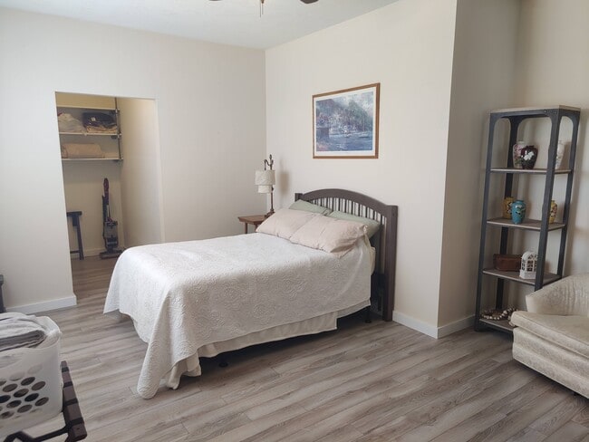 Building Photo - 1034 SE Hamilton Rd