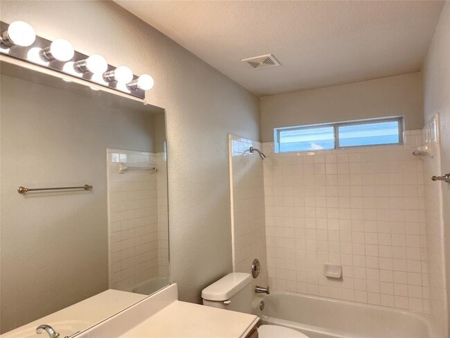 Building Photo - 2600 Willow Way
