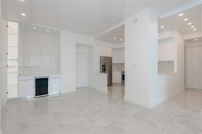 Building Photo - 100 Bayview Dr