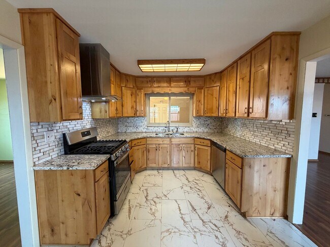 Building Photo - Cozy 4 Bedroom 2 Bathroom Home In The NE!