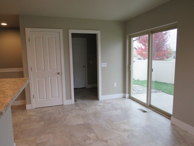 Building Photo - 4 Bedroom Townhome in River Pointe Subdivison