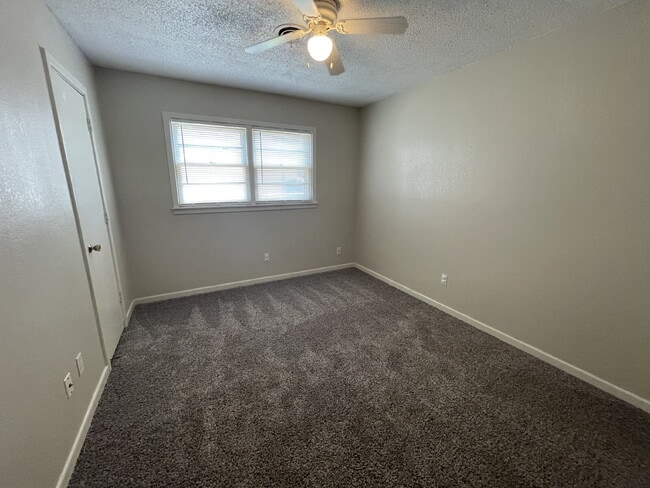 Building Photo - Home Located Minutes From Shopping Mall, R...