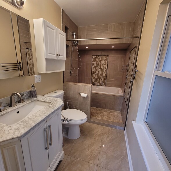 Master Bathroom - 4436 S King Dr
