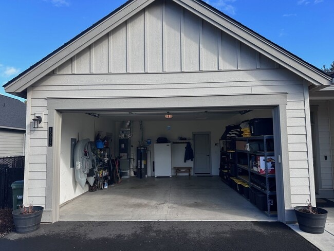 Building Photo - Immaculate 3-Bedroom Home with Open Layout in Crescent Creek