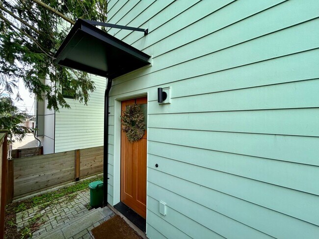Building Photo - Spacious Ballard Townhome- 2 Bedrooms with Parking