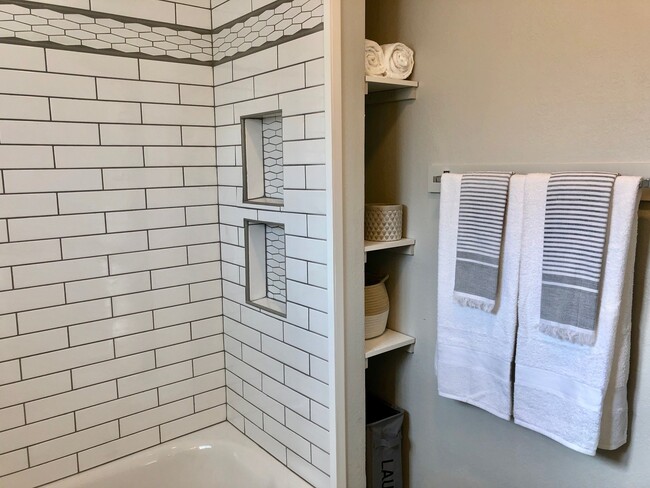 Building Photo - $1,350 Clovis Cottage 1 Bedroom Home Sierr...
