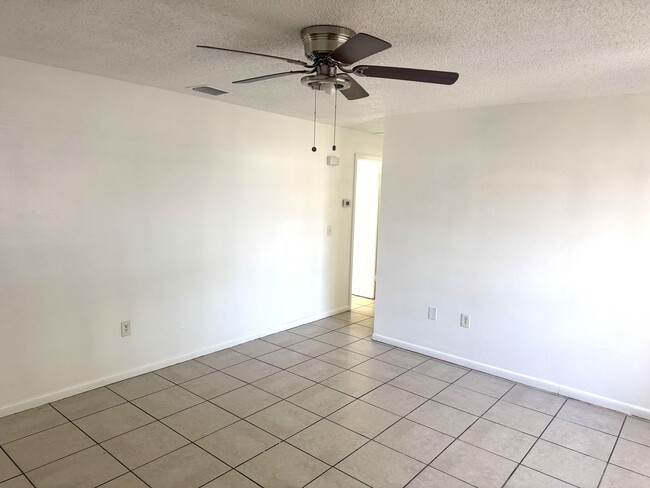 Building Photo - 8521 Chinaberry Dr