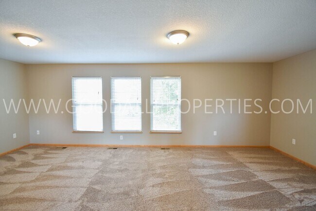 Building Photo - 2 Bedroom, 2.5 bath townhome in Urbandale ...