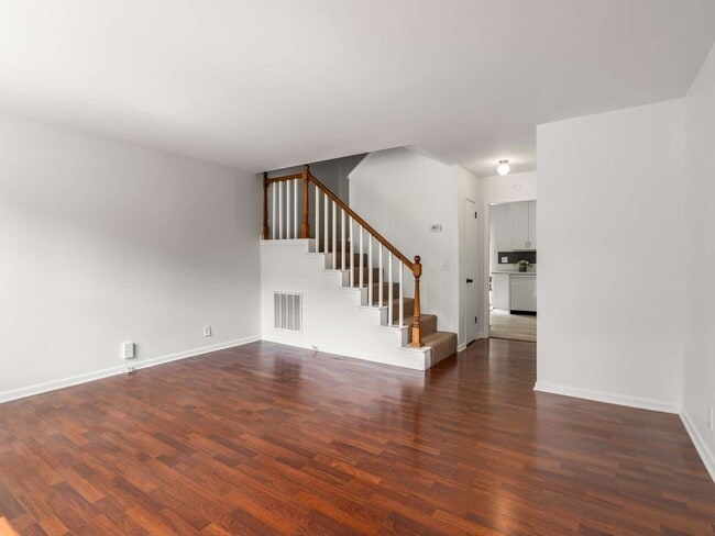 Building Photo - Awesome 2BE/1.5BA duplex in fantastic location in Nashville!