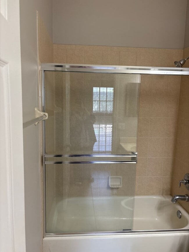 Building Photo - Stunning 6-Bedroom Pool Home in Desirable ...