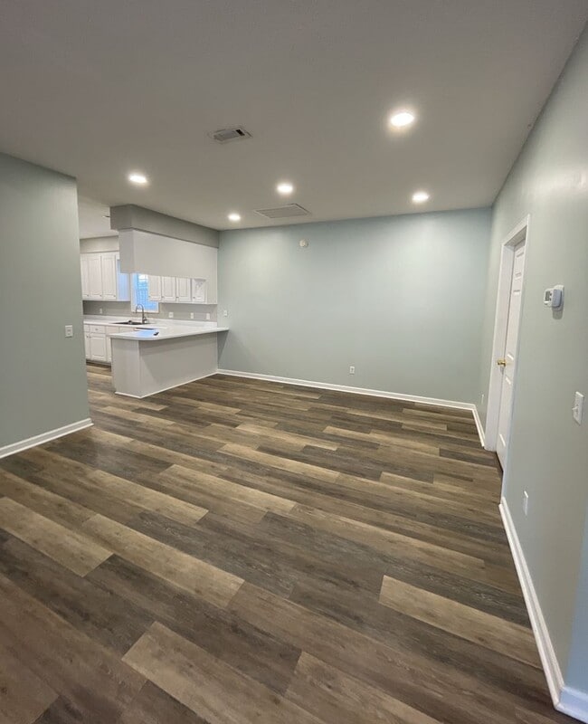 Building Photo - 103 Woodmere Dr