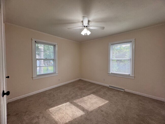 Building Photo - 3BR 1.5BA Brick Ranch in Lexington