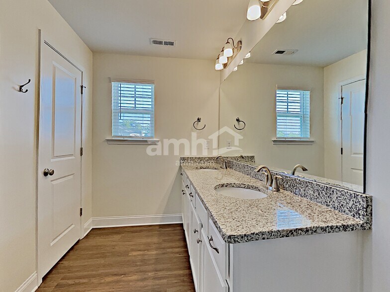 Building Photo - 6161 Rosemore Ln