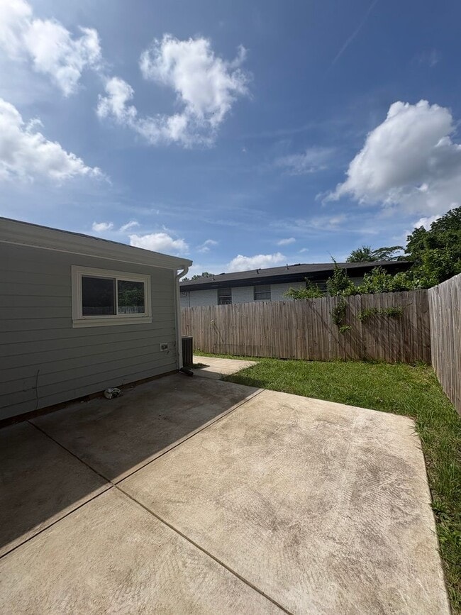 Building Photo - 123 Sequoia Dr