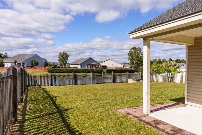 Building Photo - Three Bedroom Home in Hearthstone Lakes Community