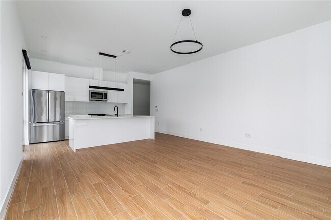 Building Photo - 300 Arno Dr