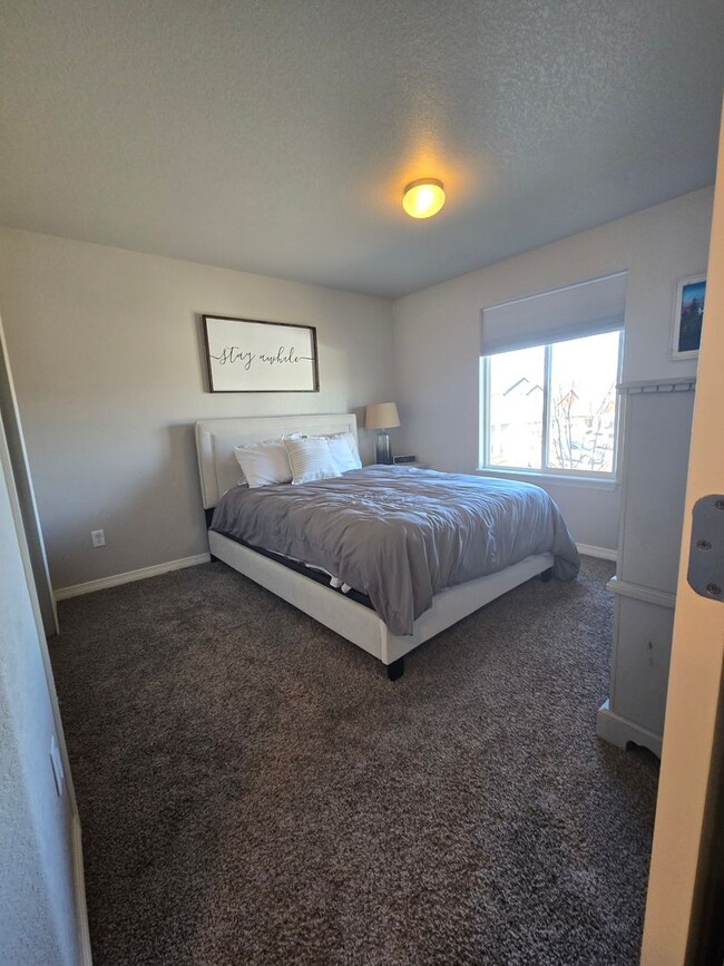 Building Photo - Spacious 4BR with Modern Upgrades and Comp...