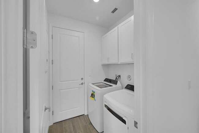 Building Photo - 3550 Hilton Dr