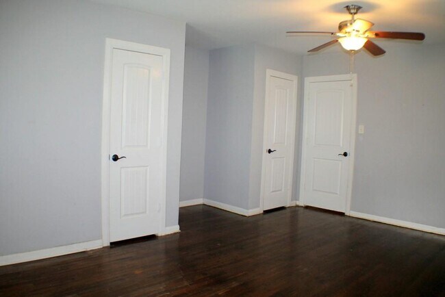 Building Photo - 8241 Glenview Dr