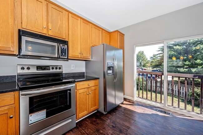 Building Photo - Fantastic End Unit Townhouse For Lease