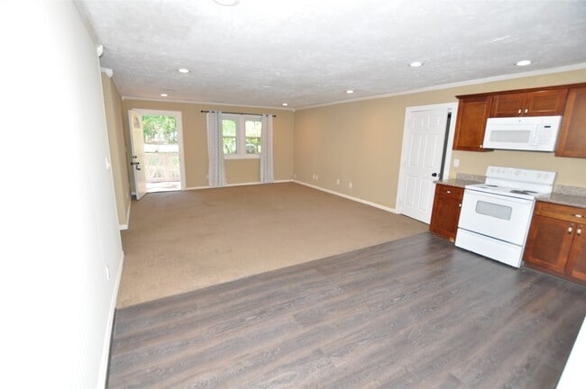 Building Photo - 208 Blue Lake Dr