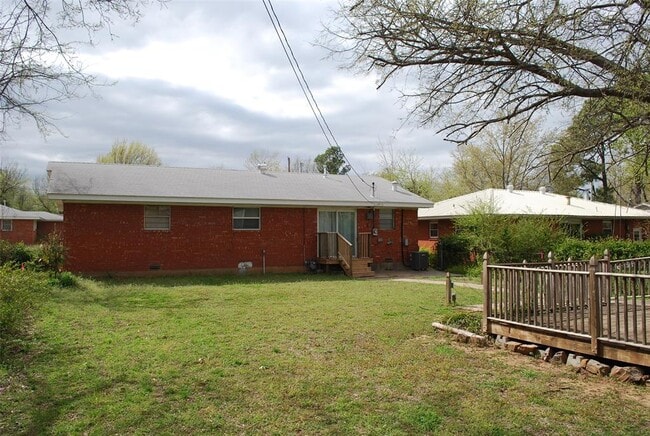 Building Photo - 1701 Parkview Terrace