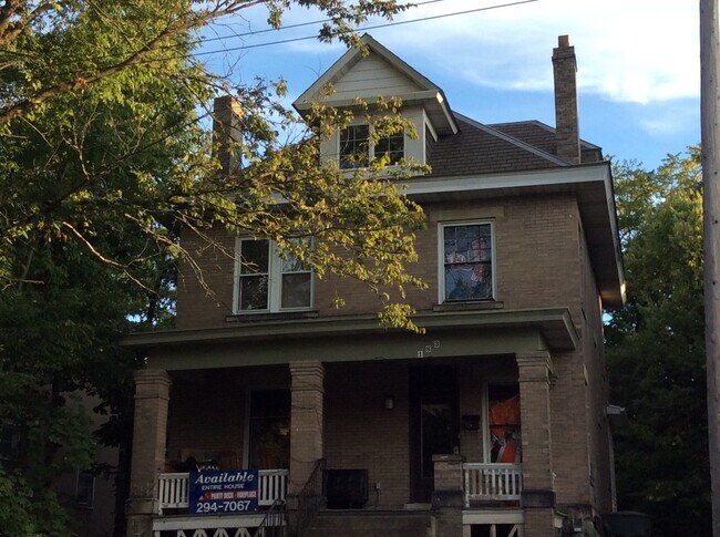 Building Photo - 6 bedroom 2 full bath single family home w...