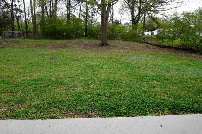 Building Photo - 504 Pinecrest Dr