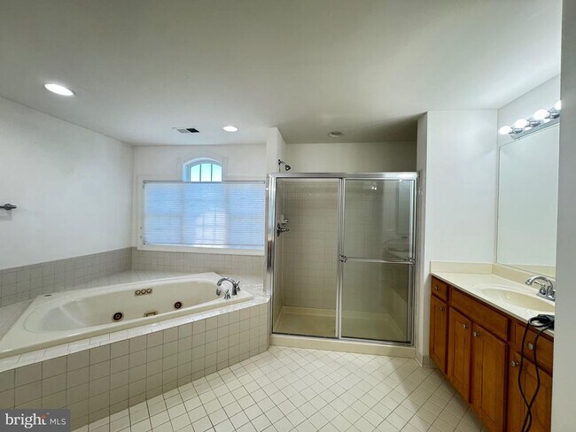 Building Photo - 5117 Sante Fe Ct