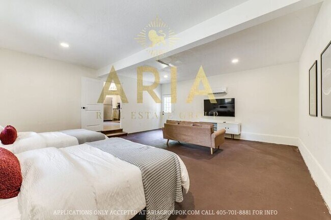 Building Photo - Unique 3 bed/2 bath Property with HUGE Bon...