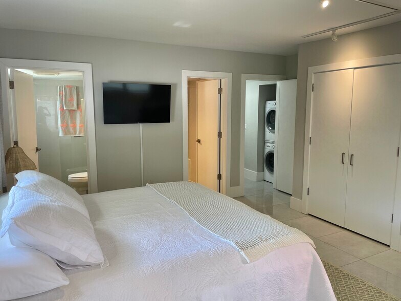 King Size Bedroom - 1202 Palm Trl