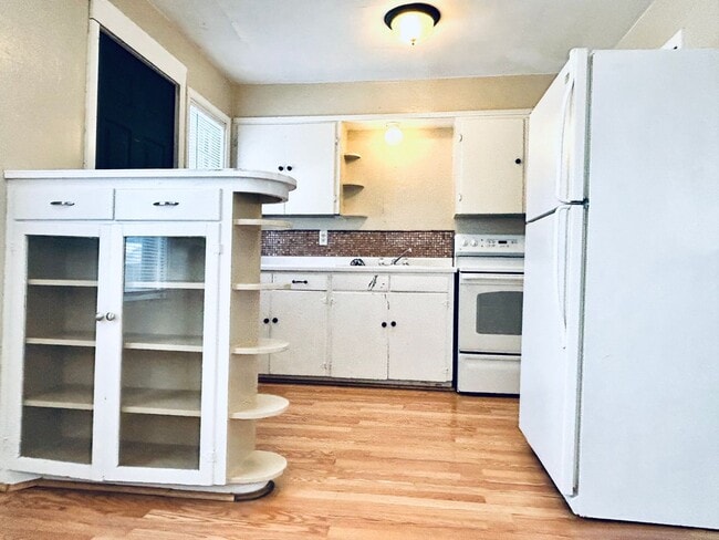 Building Photo - Spacious 2 Bedroom Home