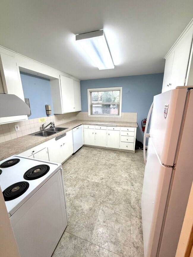 Building Photo - Desired Neighborhood! 3bd 1ba w/new flooring