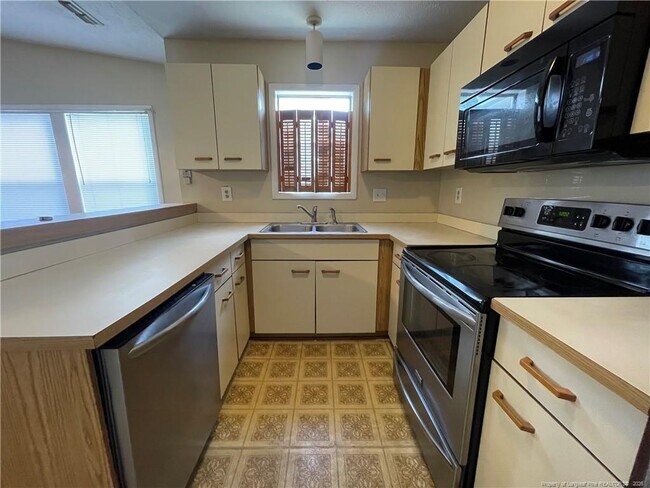 Building Photo - 1000 Wood Creek Dr