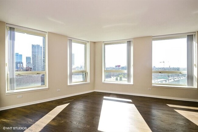 Building Photo - 600 N Kingsbury St