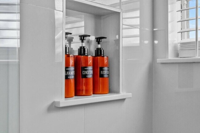 Building Photo - Modern 4BR South Tampa Home | Yard | Near the Bay