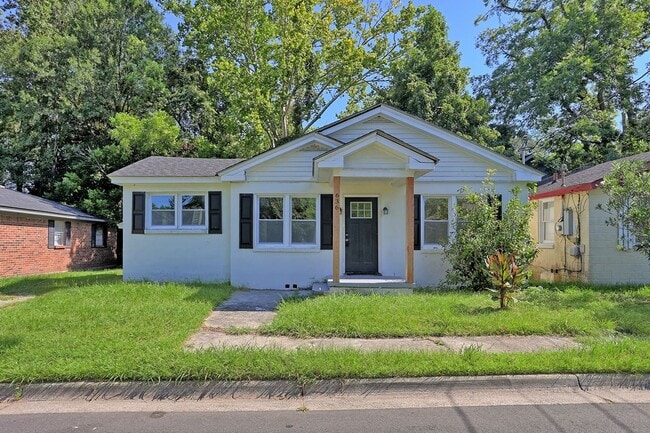 Building Photo - 636 W 48th St