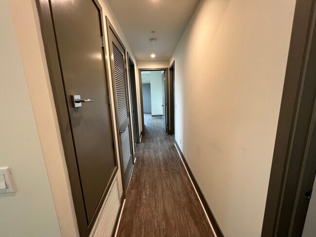 Building Photo - NEWER  4BED 3 BATH FRONT TOWNHOME*HWFLS*BALCONY*W/D IN  UNIT* CENTRAL AIR/HEAT* *STAINLESS  APPLI...