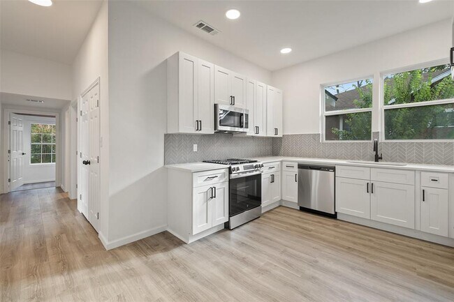 Building Photo - 707 W 7th St