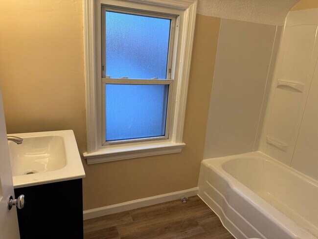 Building Photo - Lee/Harvard 3 Bedroom Single water/sewer i...