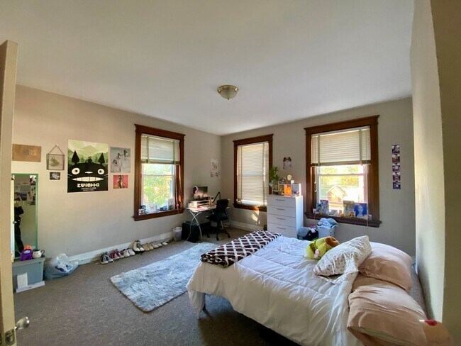 Building Photo - 2364 Victor St