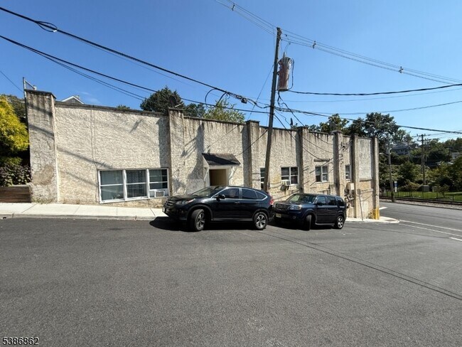 Building Photo - 118 Main St
