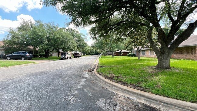 Building Photo - 903 Milroy Dr W