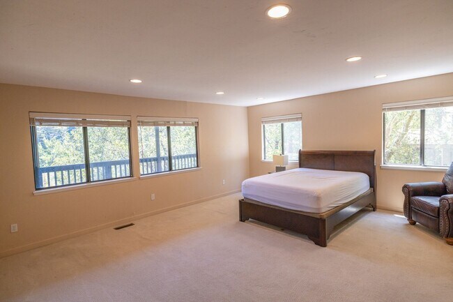 Building Photo - Beautiful Home in the Oakland Hills with v...