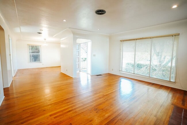 Building Photo - 1911 H St