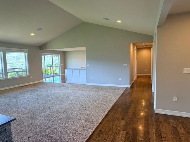 Building Photo - Luxury, golf course living with VIEWS! 3+ bed, 3 bath, three car garage and so much more!