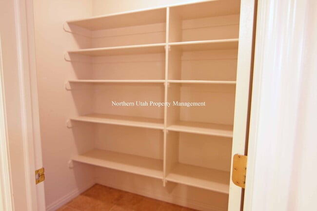 Building Photo - 2 Bed, 2 Bath Townhome